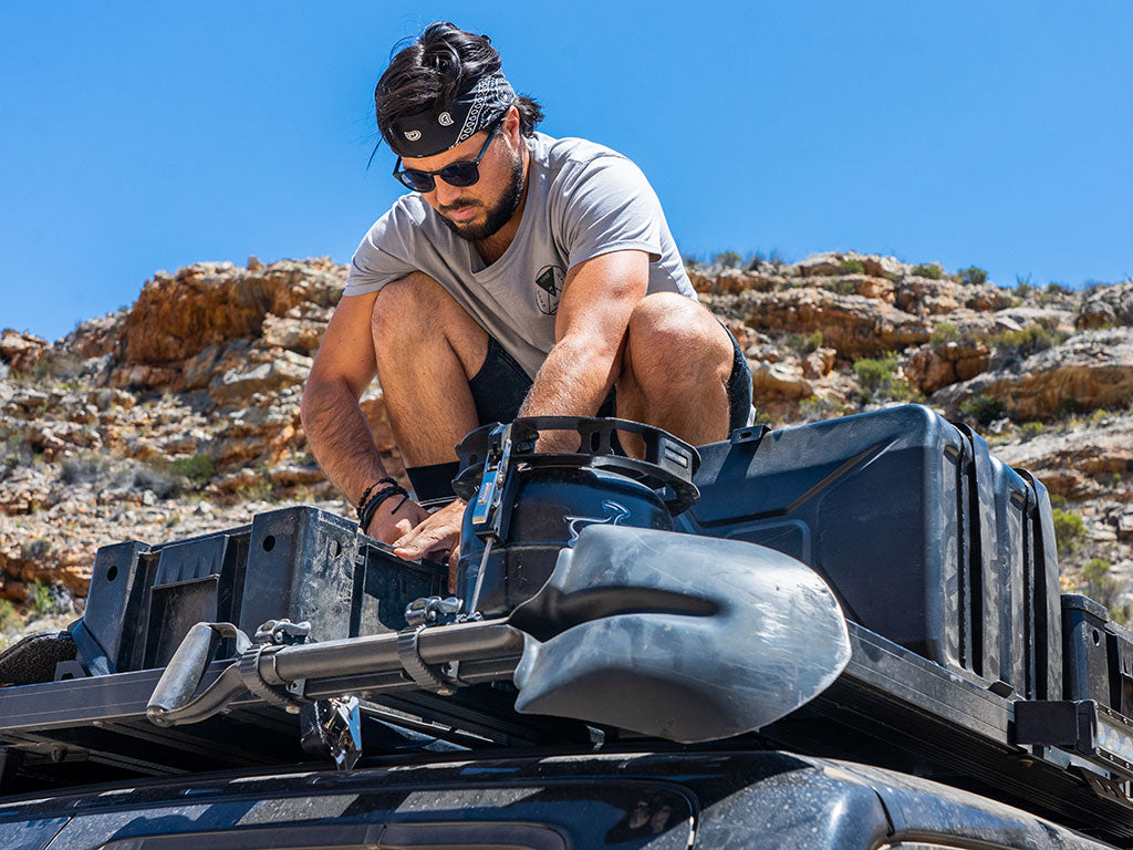 Ratcheting Spade/Shovel AND Paddle Mount - by Front Runner | Front Runner