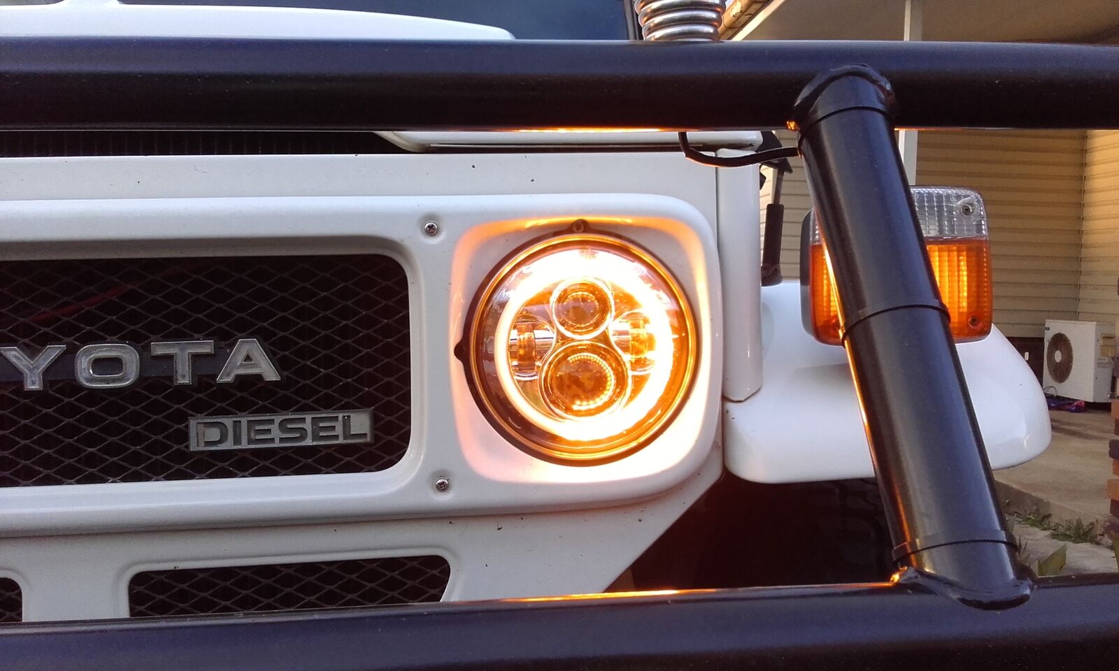 JTX Lighting 7" Chrome LED Headlight Pair w White/Amber Halo | JTX Lighting