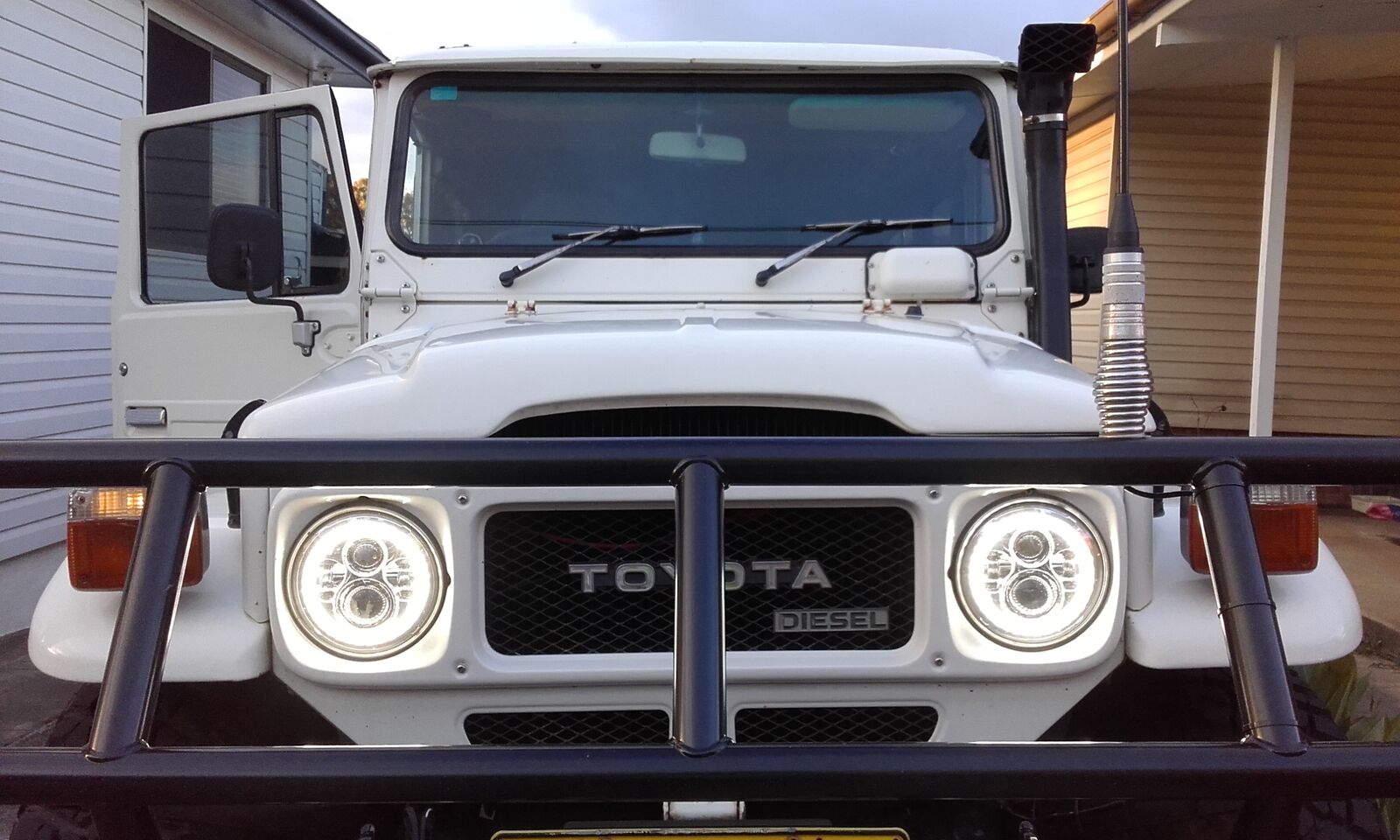 JTX Lighting 7" Chrome LED Headlight Pair w White/Amber Halo | JTX Lighting